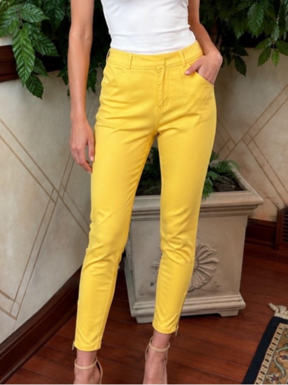 NY&CO YELLOW ZIPPER ANKLE SLIM PANTS